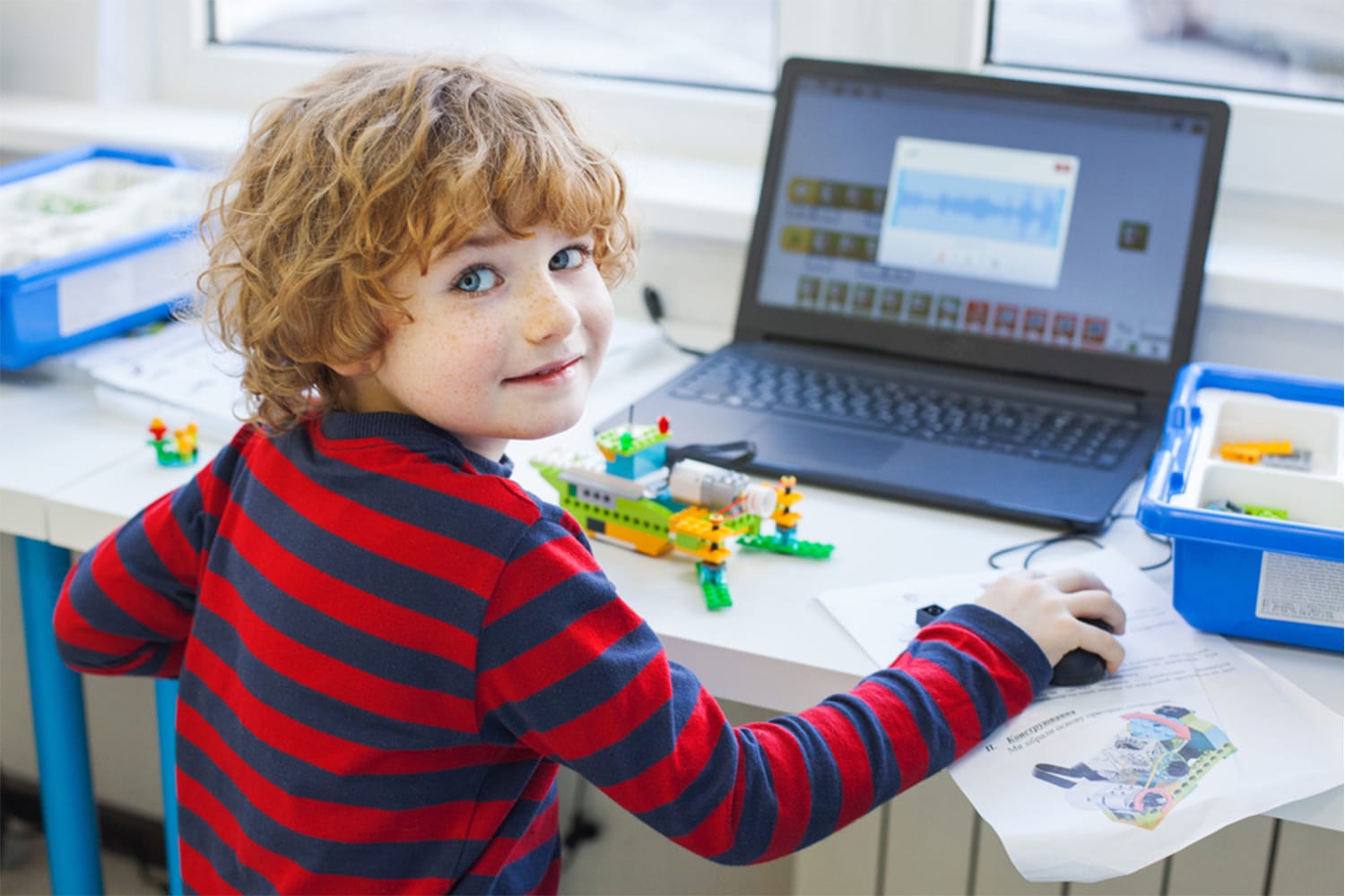 Dijete na LEGO WeDo robotika kursu – E-akademija