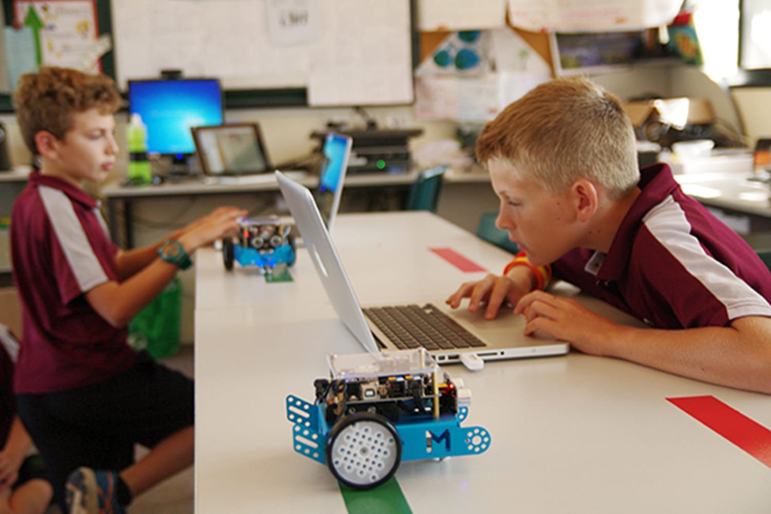 Djeca uče robotiku na kursu – Makeblock robot – E-akademija